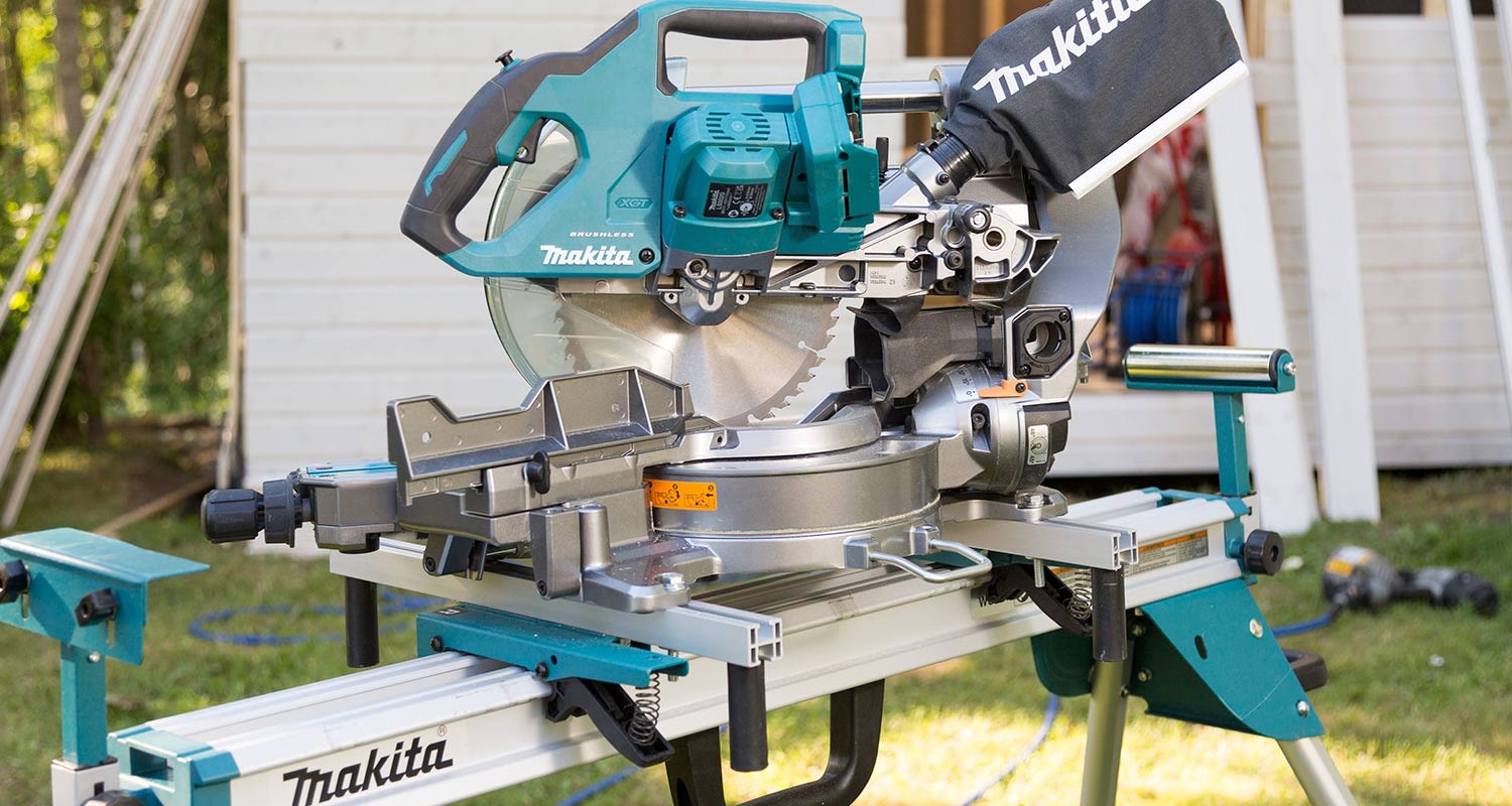 Makitan akkujiirisaha LS002GZ01 XGT valmiina käyttöön Makitan jiirisahajalusta WST06:n päällä