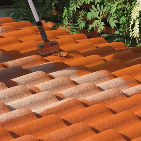 Punaisen tiilikaton maalaus Tikkurilan Kilpi-tiilikattomaalilla