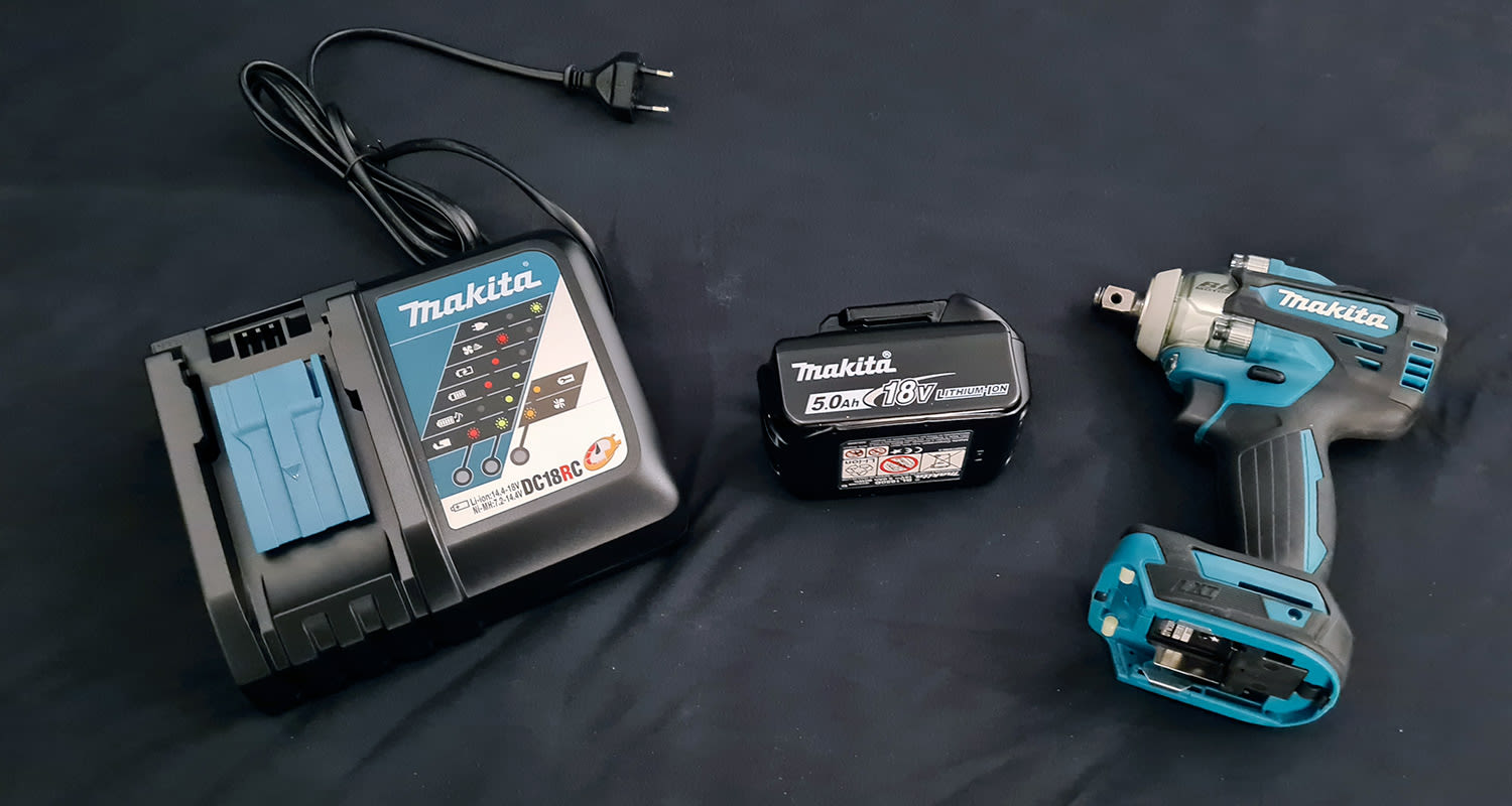 Tuotekuva Makitan akkulaturi, akku LXT 18V BL1850B JA DC18RC sekä mutterinväännin mallia DTW300Z 18V