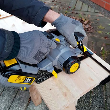 K-Raudan FXA XCLICK -akkukonesarjan pyörösaha käytössä