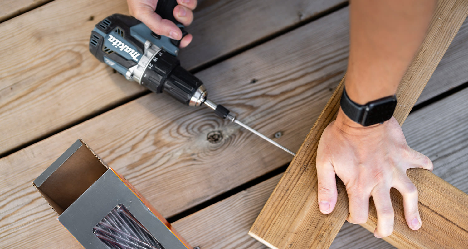 Tee itse puutarhapenkki: Kuvassa ruuvataan penkin runko-osia