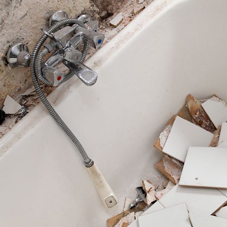 Vanhan kylpyhuoneen purku, laatat ammeessa