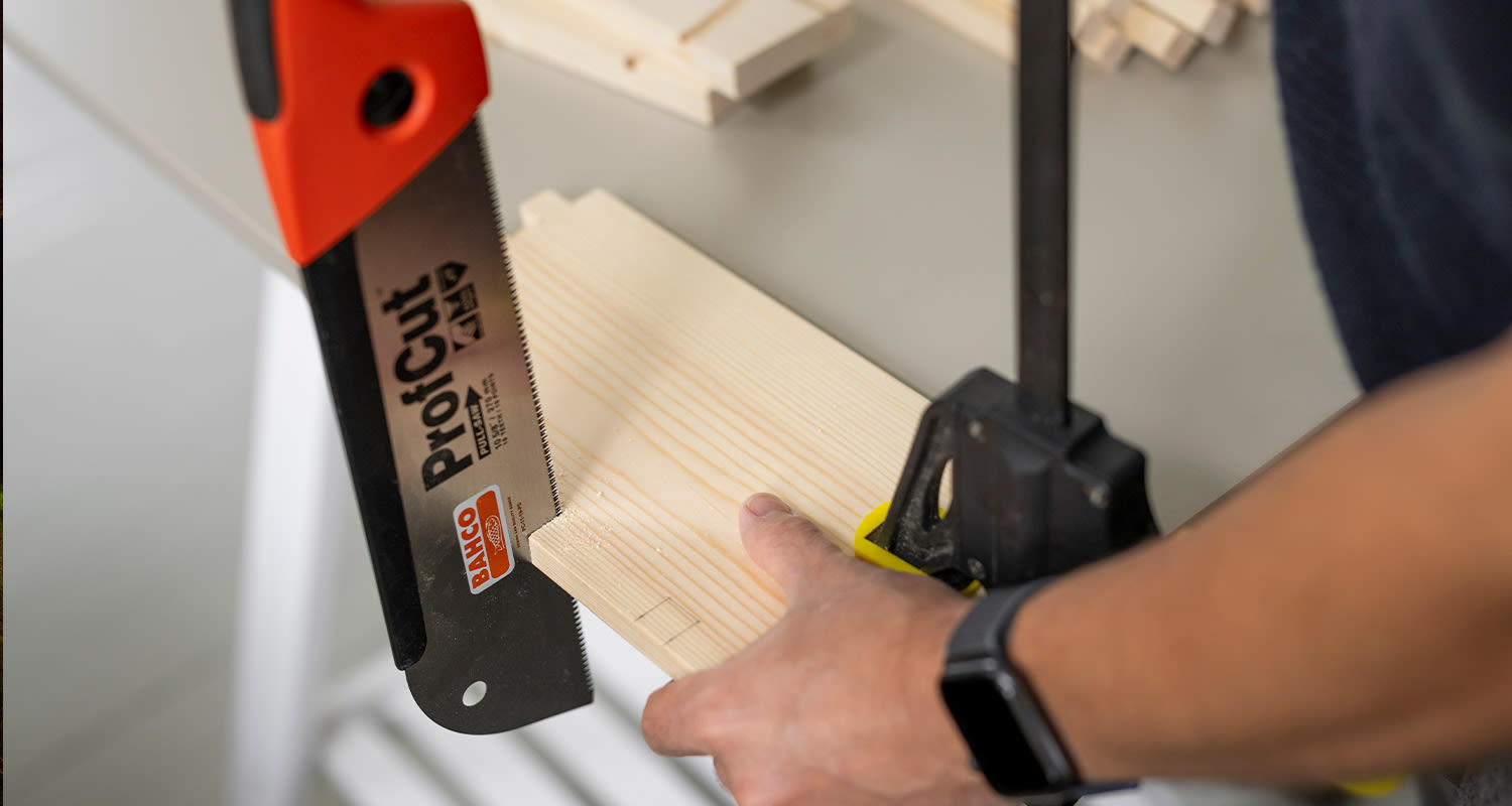 Sadonkorjuukori rakentuu itse. Kuvassa sahataan sadonkorjuukorin osia