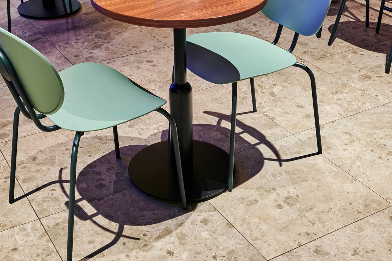 Food Port -ravintolamaailman lattian lähikuvassa näkyy lattialaatta Caractér Mix Beige 60x60. Tuote löytyy K-Raudan valikoimista.