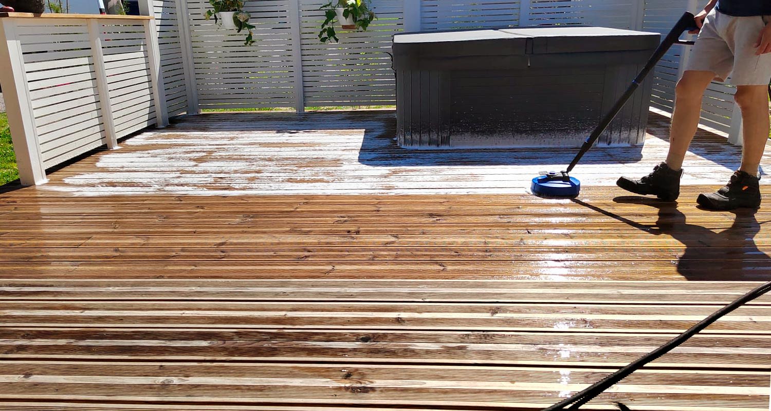 Terassin pesu käynnissä Nilfisk Excellent 180-12 Smart Assistant Patio -painepesurilla. Tuote K-Raudasta.