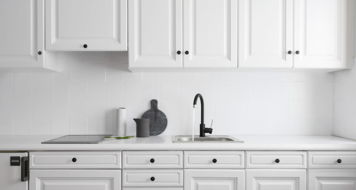 Valkoisella V33-maalilla maalatut keittiön kaapit ja välitila