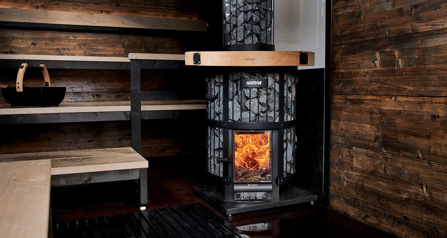 Harvia Legend -puukiuas tunnelmallisessa saunassa