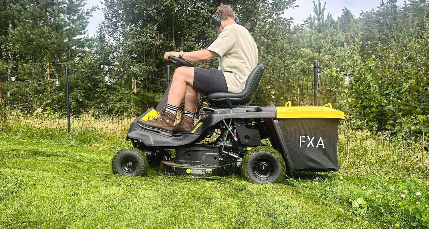 tuotetesti-fxa-d225-ajoleikkuri-ja-3m-worktunes-connect-solar-kuulosuojaimet-krauta-ak-leikkuri-ajossa