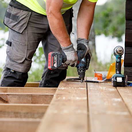 työmies tekee terassia