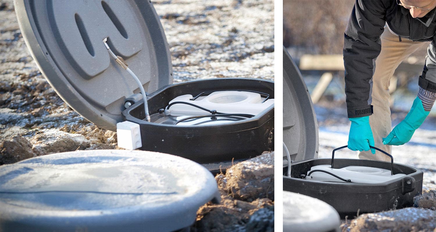 Avoin harmaa maan kansi ja musta kotelo valkoisilla säiliöillä, henkilö sinivihreissä hansikkaissa.