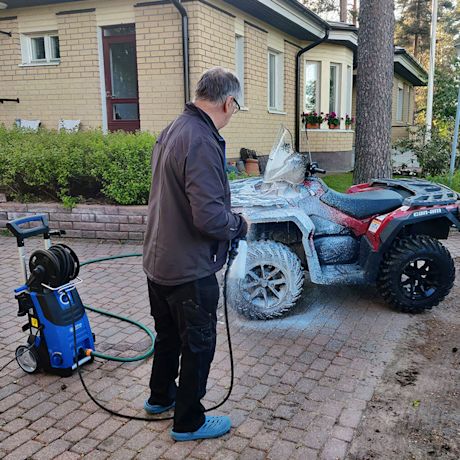 Mönkijän pesu menossa painepesuri Nilfisk Premium 200-15 avulla.