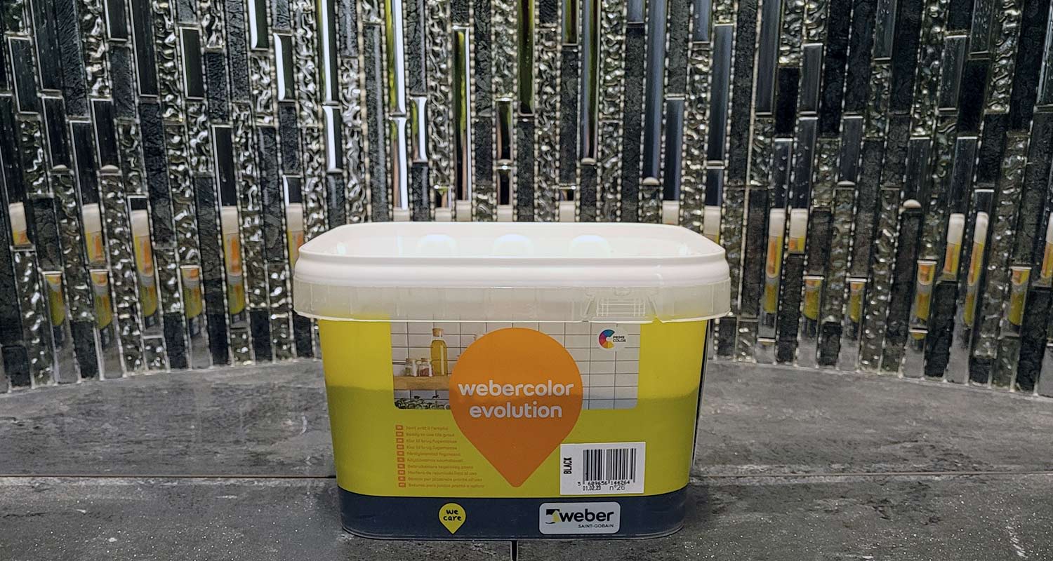 Webercolor Evolution saumalaastin pakkaus ja taustalla ko aineella saumattu mosaiikkiseinä