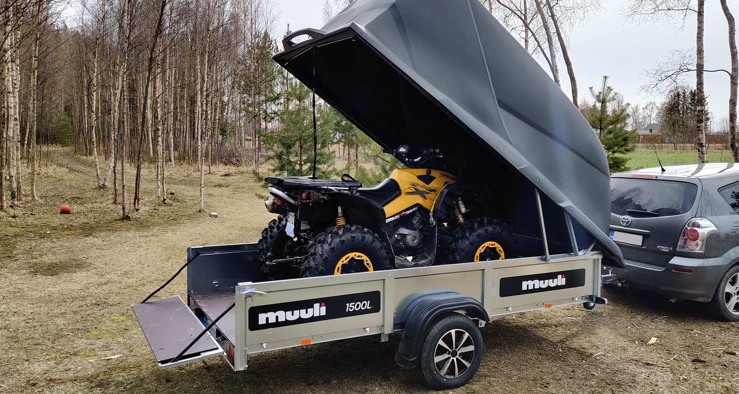 Kippitoiminnan testaus Muuli 1500 L -peräkärryssä, jossa musta Juncar-kuomu