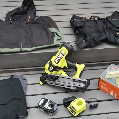 Testissä Ryobin runkonaulain RFN1834X-0 ONE+ sekä Snickers-työvaatteet. Tuotteet ovat myynnissä K-Raudassa.