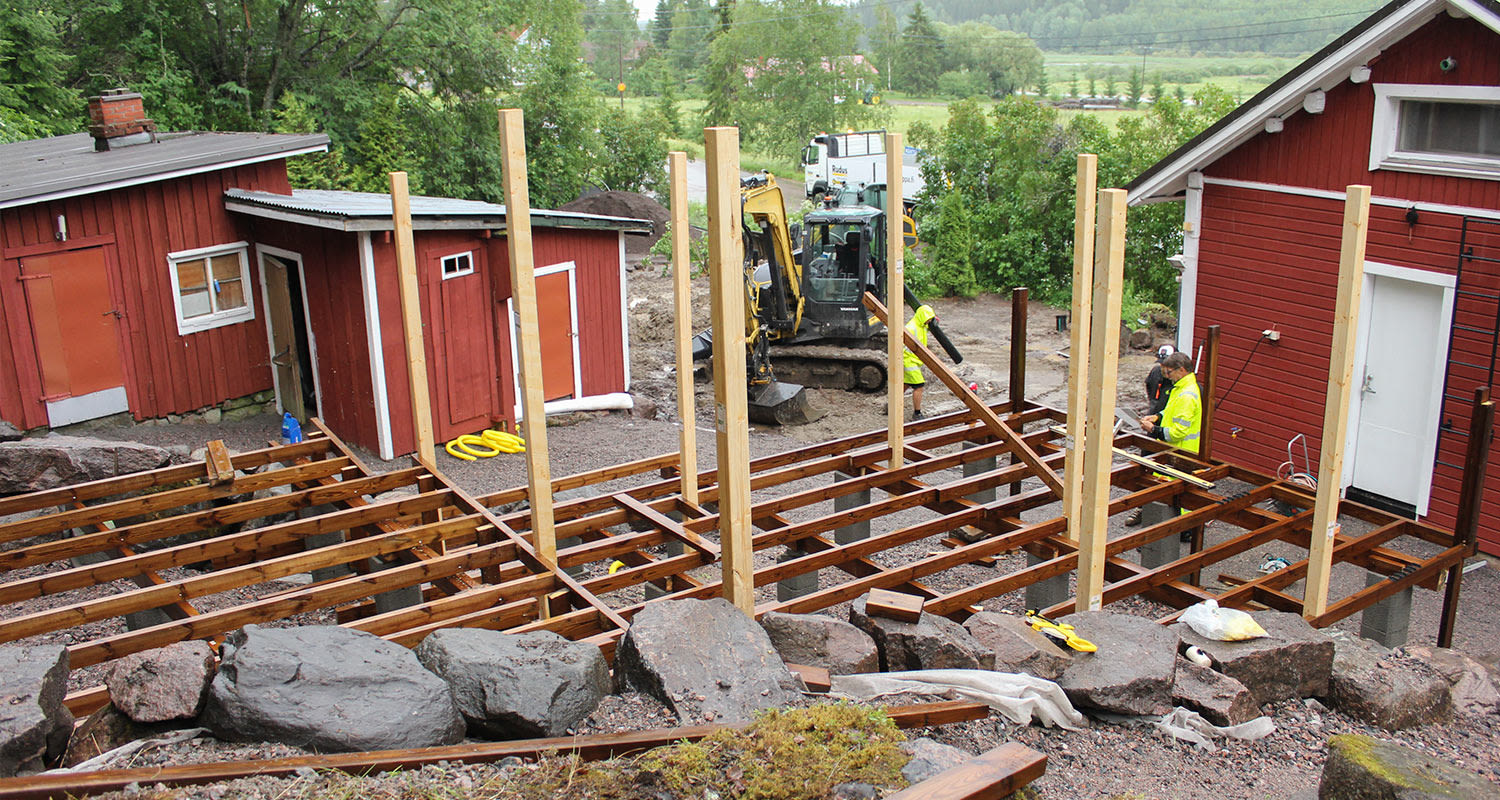 Terassin rakentaminen Mira Luodin mökkipihaan Huvila & Huussi -ohjelmassa.