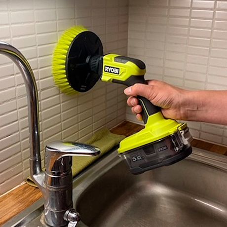Ryobin tehopesuharja testissä laattojen puhdistuksessa, myynnissä K-Raudassa