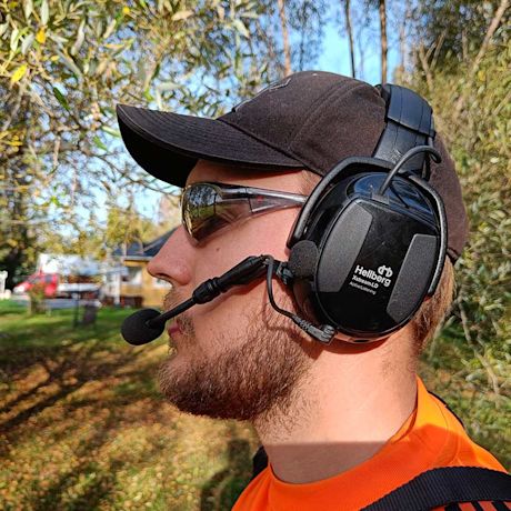 Ammattilaisella testissä Hellberg Xstream BT LD 48001-001 -kuulosuojaimet. Tuote on myynnissä K-Raudassa