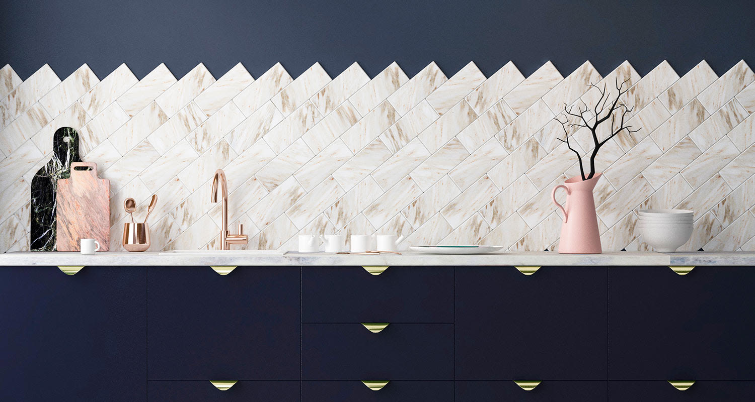 Vinottain ladottu marmorikuvioinen vaalea laatta keittiön seinässä