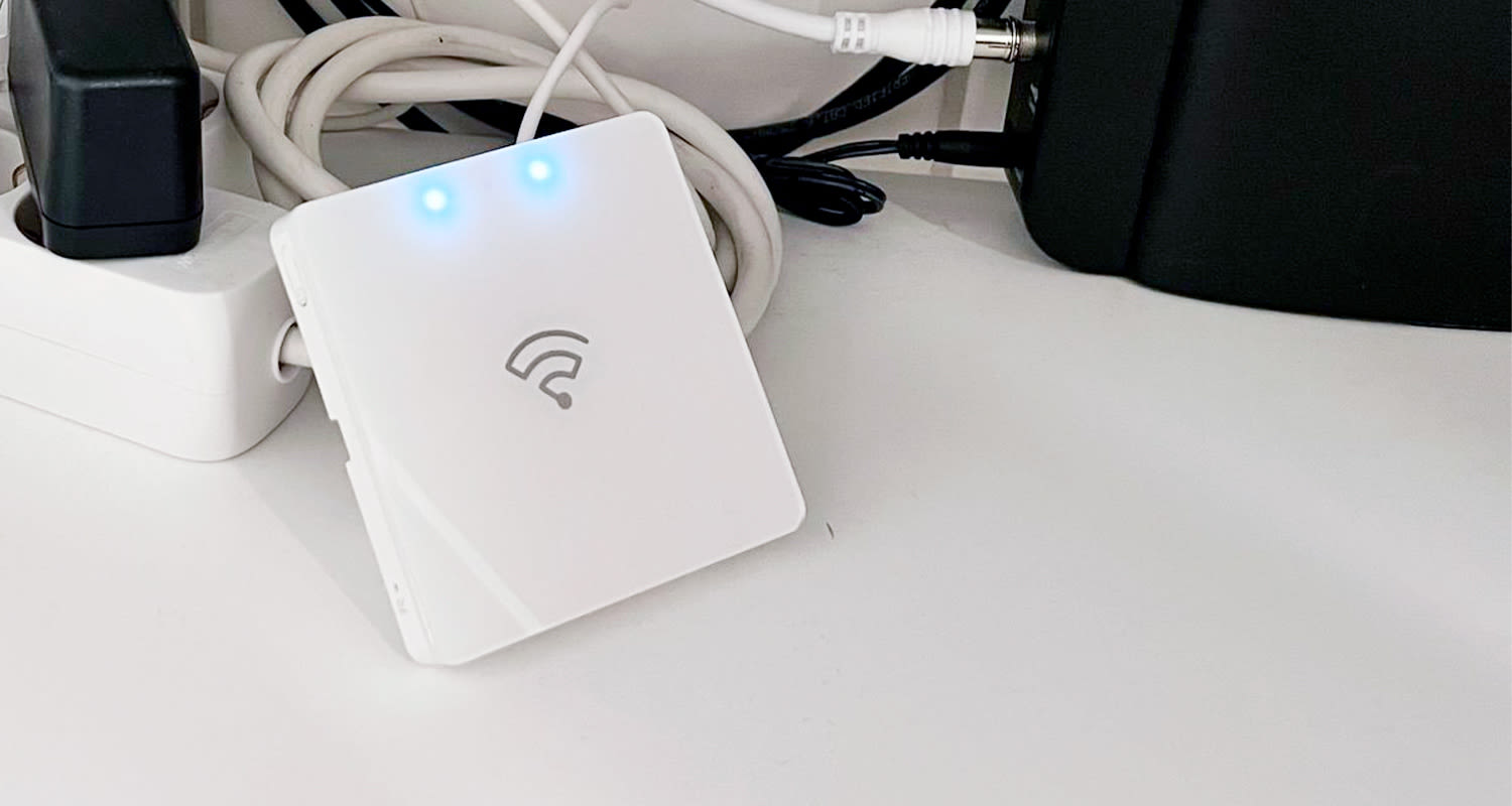 Kuvassa pöydälle asetettuna Wiser-keskusyksikkö muiden Wiser-laitteiden liittämistä varten. Tuote löytyy K-Raudan valikoimista.