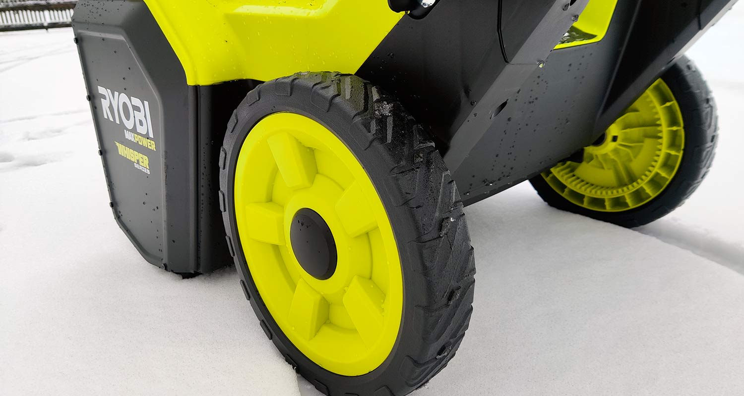 Ryobin akkulumilingon pyörät lähikuvassa