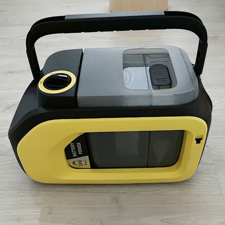 Kuvassa testissä akkutekstiilipesuri Kärcher SE 3-18 V, tuotetta myy K-Rauta