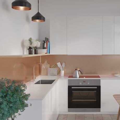 Kuvan keittiön välitilassa näyttävä, kuparinhohtoinen Fibo-välitilalevy, jota myy K-Rauta.