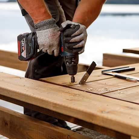 Terassin rakennus menossa