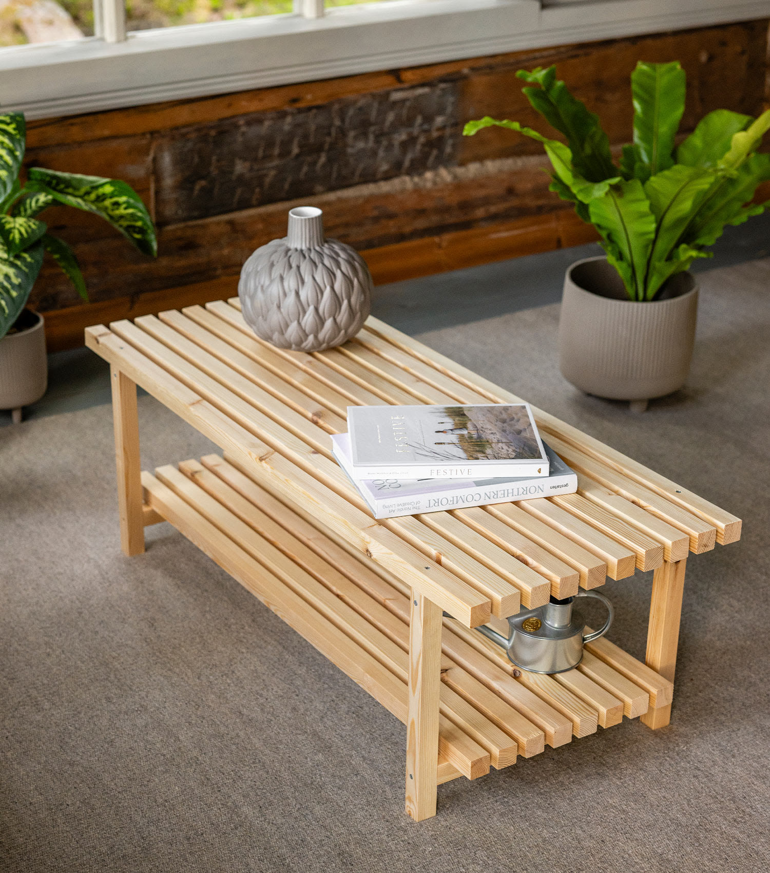 DIY: Sohvapöytä. Kuvassa diy-sohvapöytä valmiina olohuoneessa.