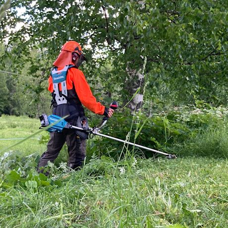 Testissä akkukäyttöinen raivaussaha Makita UR013GZ05 40V XGT. Tuote on K-Raudan valikoimista.