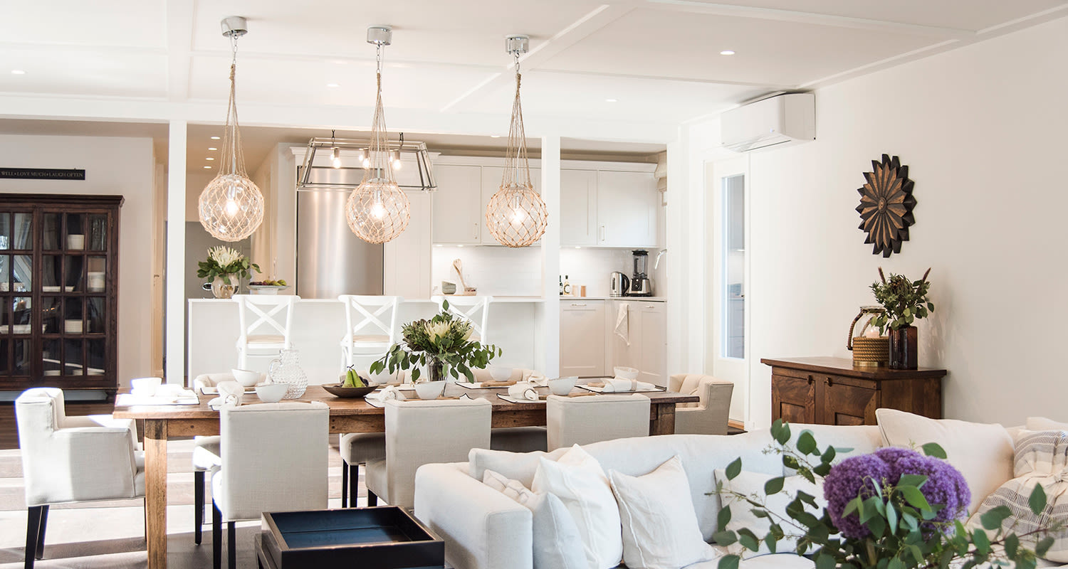 K-Rauta oli mukana remontoimassa Jere ja Jaana Lehtisen kesämökkiä Huvila & Huussi -ohjelmassa. Kuvassa uusittu ruokailutila.