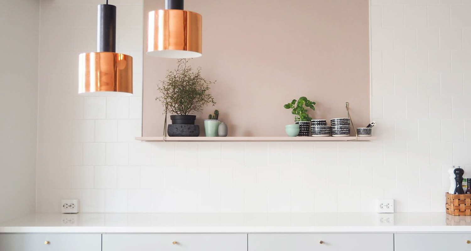 Tikkurila Neito X420 -sisämaalisävy modernin keittiön seinässä