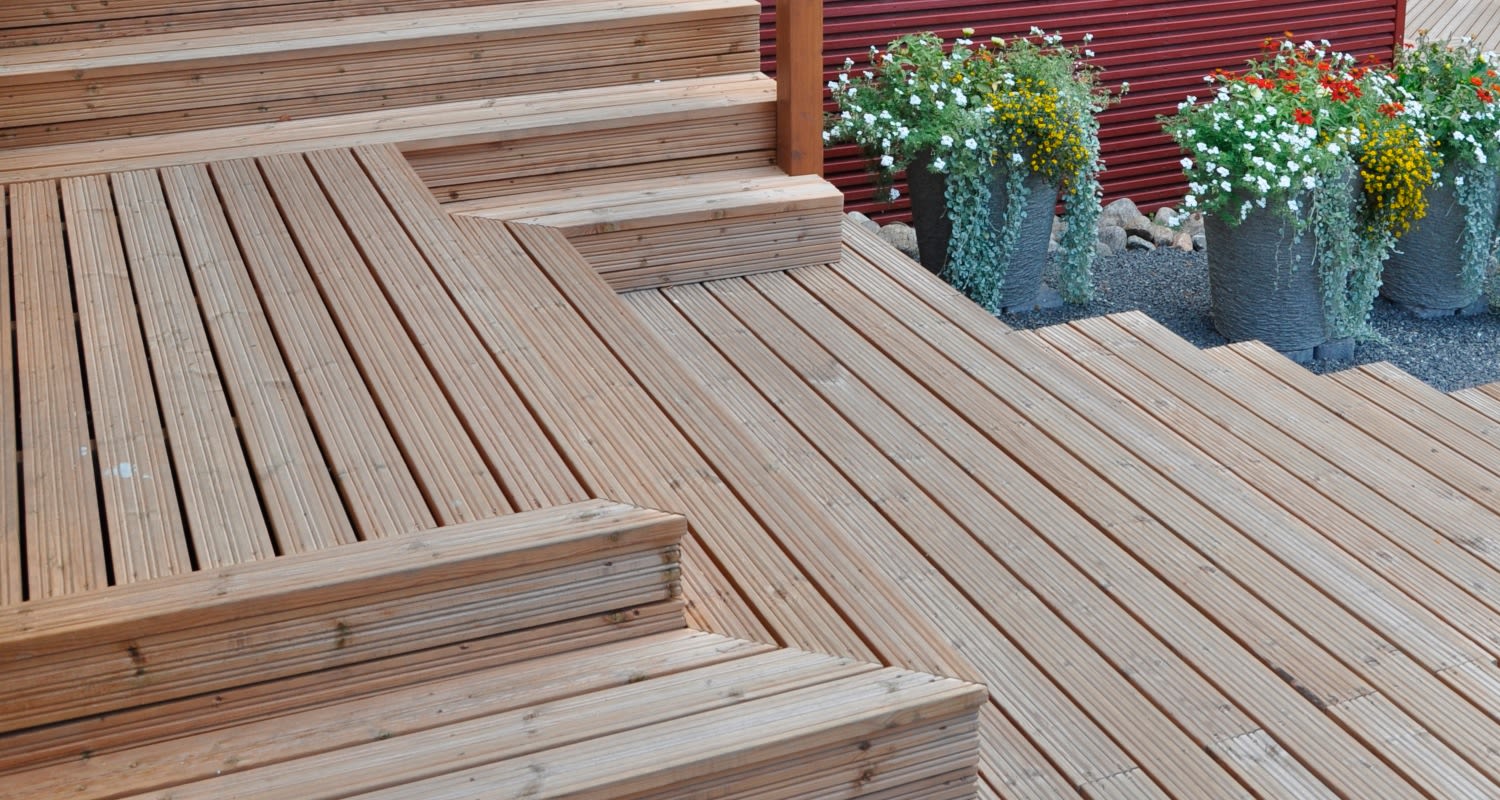 Kestopuu on kaunis, kestävä ja se sopii niin perinteisen kuin moderninkin talon pihaan.