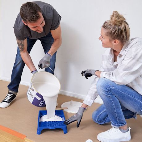 Sisäseinien maalaus valkoisella K-Raudan Cello-maalilla alkamassa, lattiapinnat on jo suojattu suojapaperilla