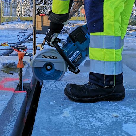 Ammattilainen testaamassa Makitan akkukäyttöistä laikkaleikkuria, tuote on myynnissä K-Raudassa