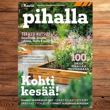 Kesäinen piha, jolla lepotuolit