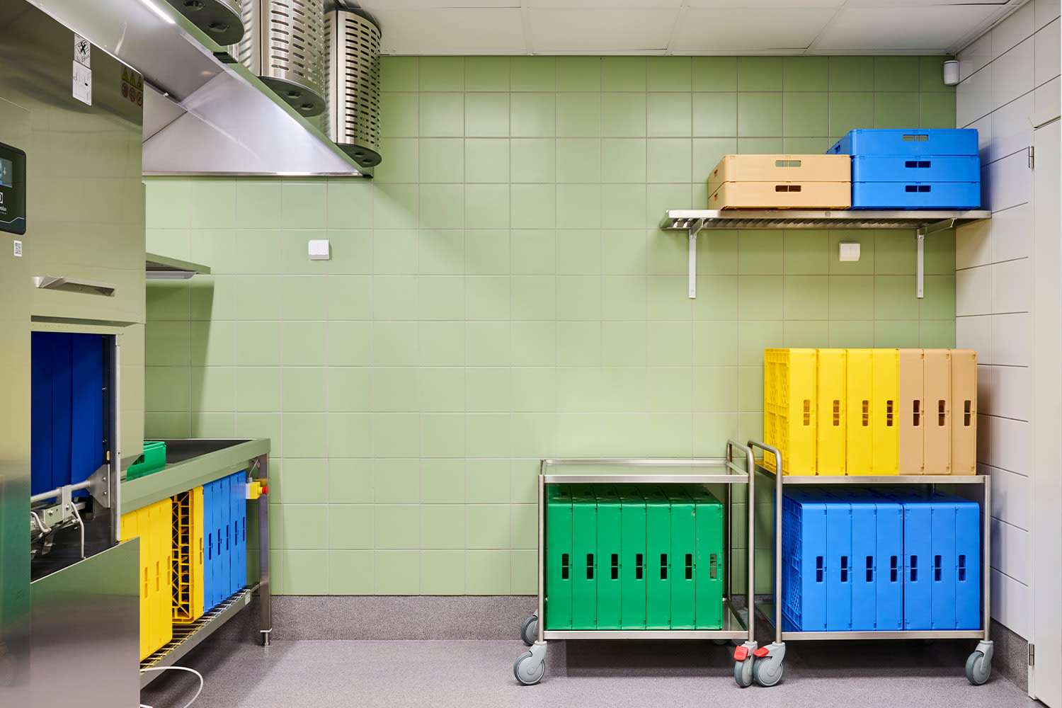 Sompion päiväkoti sisältä. Seinässä Vitran Color 2.0 -sarjan sävy Soap Green, joka Dekostudion kautta.