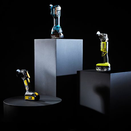 Kolme erilaista monitoimityökalua jalustoilla: FXA, Ryobi ja Makita.