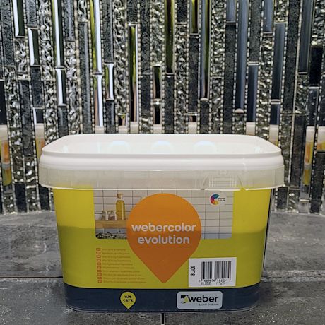 Kuvassa saumalaasti Webercolor Evolution pakkaus, 3 kg, jolla saumattu kylpyhuoneen mosaiikkiseinä