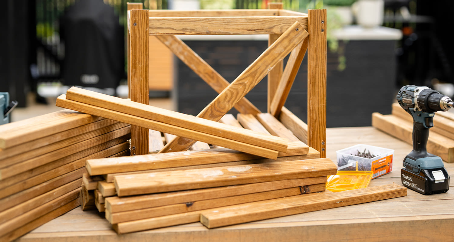 Tee itse puutarhapenkki: Kuvassa säilytyslaatikon osat sahattuna