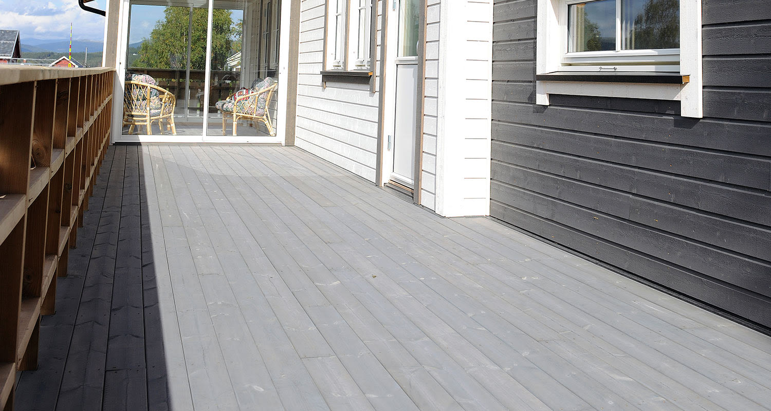 Cellon harmaa terassilauta terassilla
