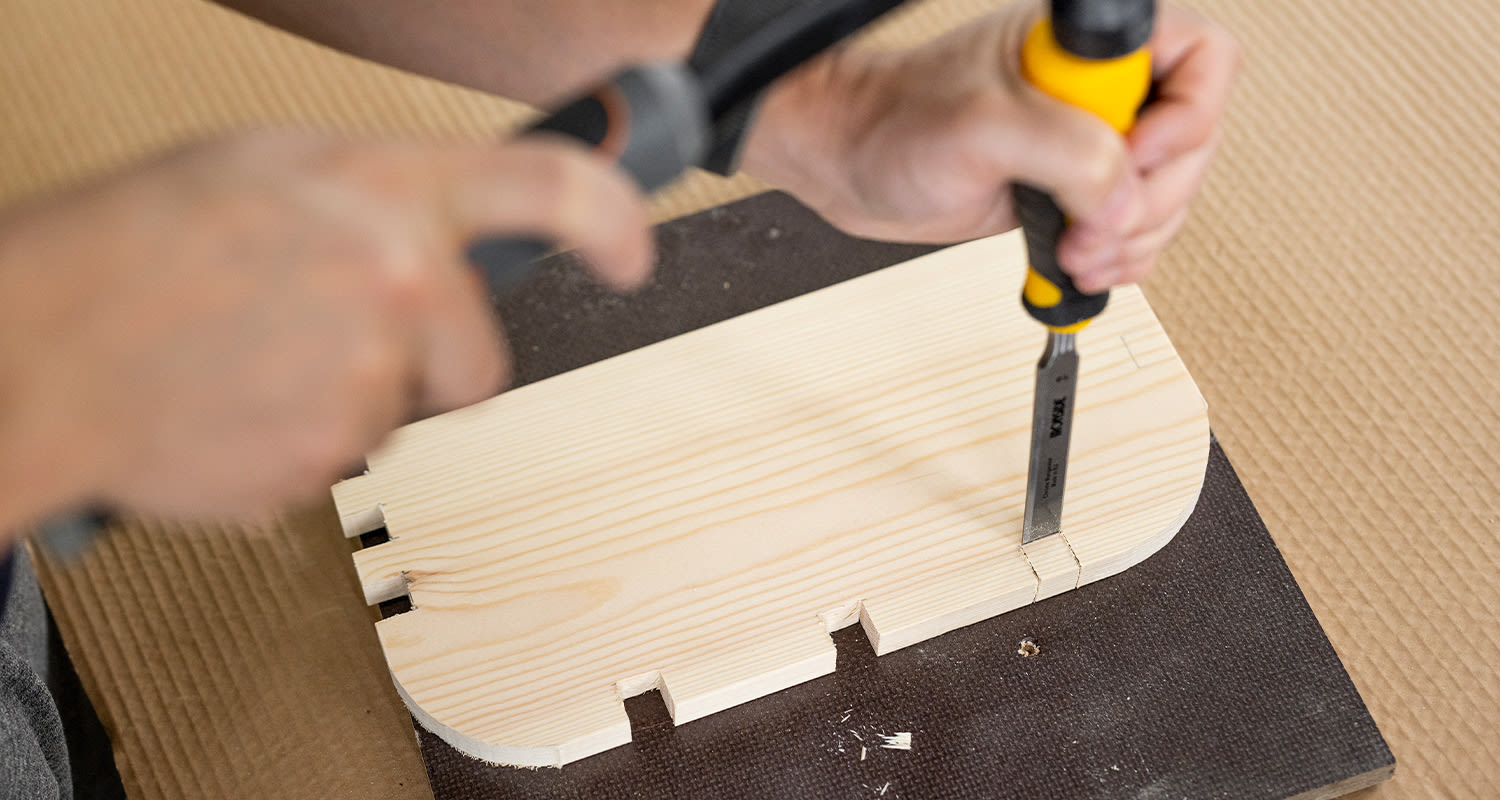 Sadonkorjuukori rakentuu itse. Kuvassa muokataan palojen muotoja