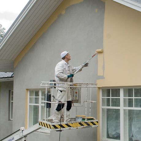 Kivitalon maalaus telalla käynnissä