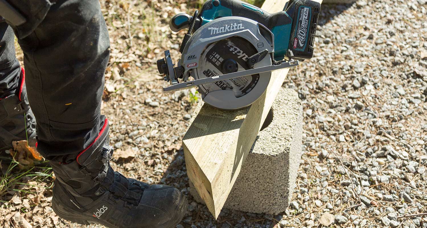 Sahaus tehty Makitan akkupyörösahalla, malli: HS012GZ 40V XGT. Tuote K-Raudan valikoimista.