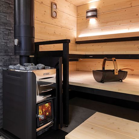 Kaunis puunsävyinen sauna yhdistettynä mustaan ja harmaaseen seinään sekä Harvian puukiuas