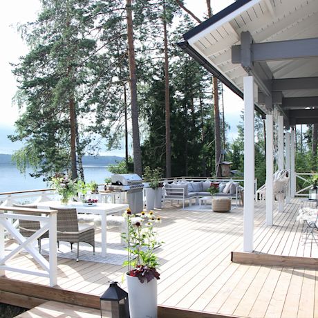 Mökkipihan terassi sisustettu K-Raudan terassikalusteilla sekä Cello-grillillä.