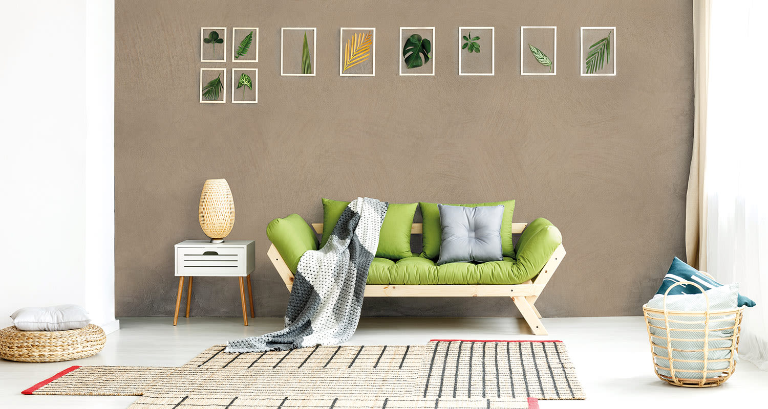 olohuoneessa tehosteseinä kalkkimaalattu beigellä