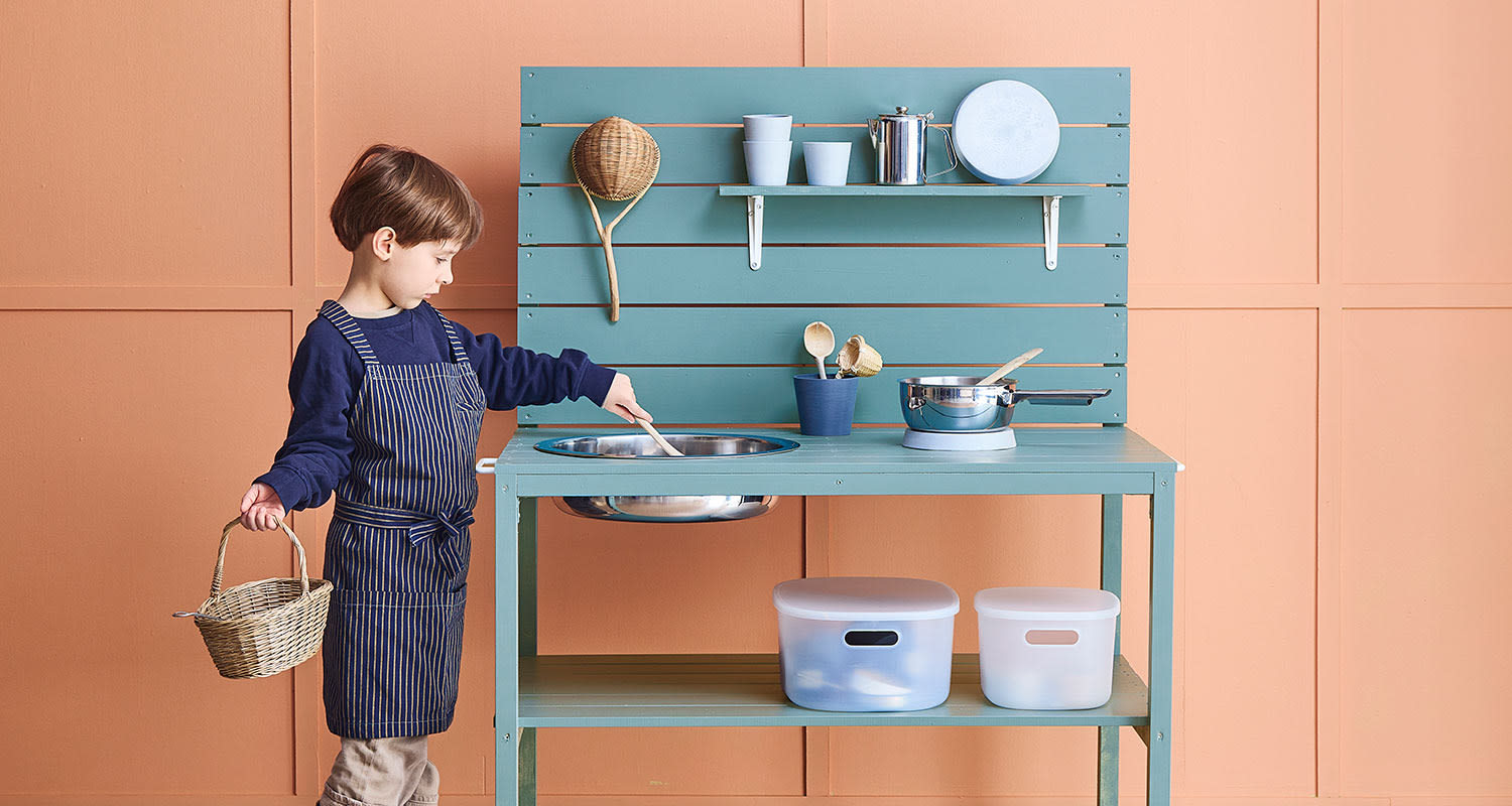 Moderni ja itse tehty mutakeittiö lapselle ulkoleikkeihin