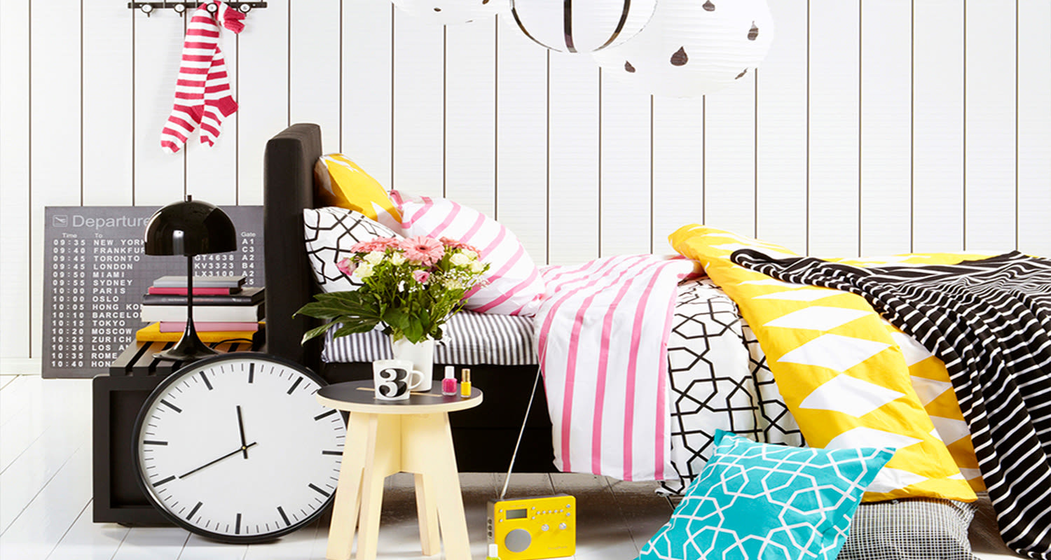 Teinin huone ja erilaisia sisustustarvikkeita.