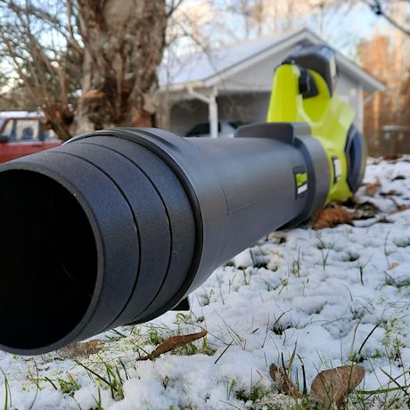 Testissä omakotitalon pihamaalla Ryobin akkukäyttöinen puhallin RY36BLXB-0 MAX POWER 36V