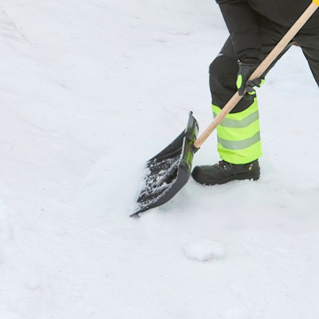 Kuvassa lapioidaan lunta.